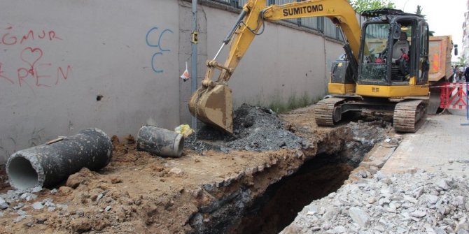 İSTANBUL’DA ALTYAPI ÇALIŞMALARINDA GÖÇÜK: 1 YARALI