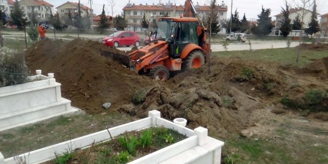 ARAZİSİ İÇİNDE KALAN MEZARLARI KALDIRTTI