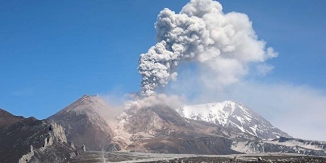 RUSYA’DA YANARDAĞ 6 KİLOMETRE YÜKSEKLİĞE LAF PÜSKÜRTTÜ