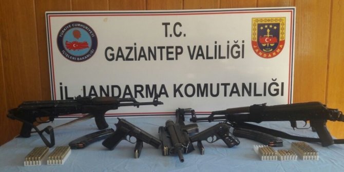 DURDURULAN ARAÇTAN CEPHANELİK ÇIKTI