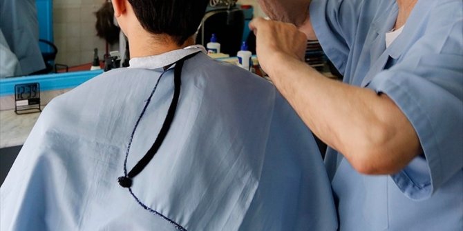 DOLANDIRICILAR BERBER DÜKKANINA BİN KİŞİYİ SIĞDIRDI