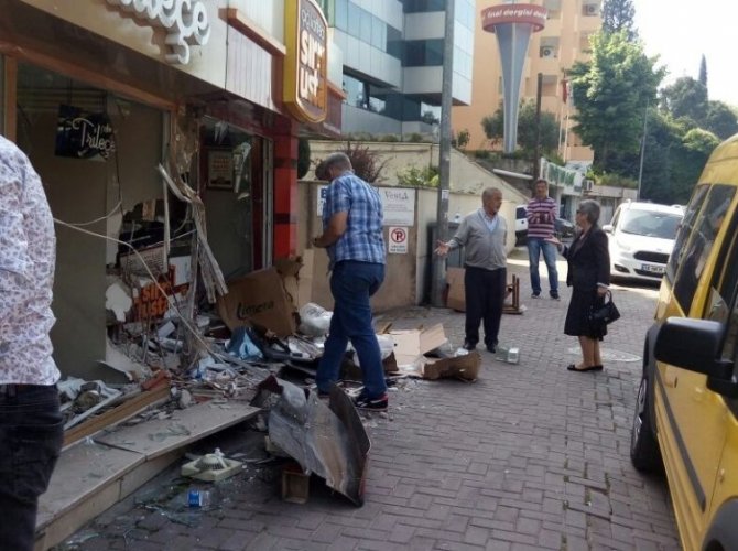 OTOMOBİL 2 DÜKKANA DALDI, 3 KİŞİYİ YARALADI