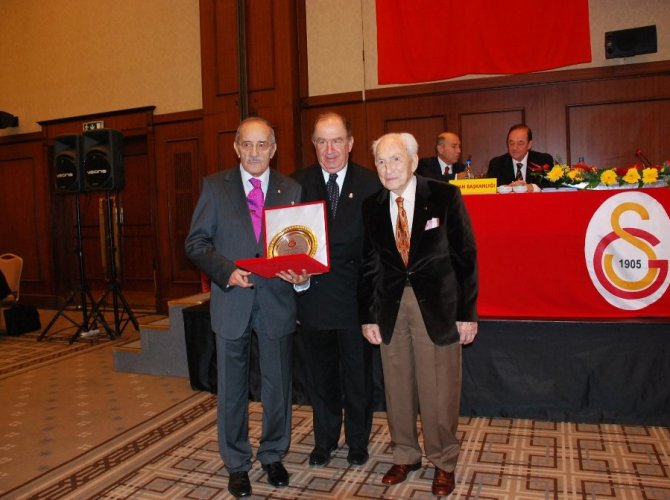 GALATASARAY’IN EFSANE BAŞKANI HAYATINI KAYBETTİ