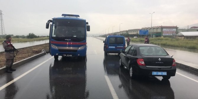 FETÖ’CÜLERİ TAŞIYAN CEZAEVİ ARACI KAZA YAPTI