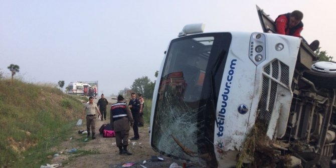 TATİLCİLERİ TAŞIYAN MİDİBÜS ŞARAMPOLE DEVRİLDİ: 17 YARALI