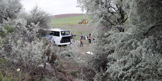 YOLCU OTOBÜSÜ DEVRİLDİ: 8 ÖLÜ, 34 YARALI