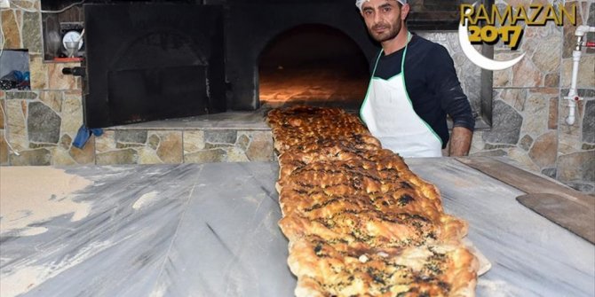 AMASYA'DA 3 METRE 90 SANTİMETRELİK RAMAZAN PİDESİ