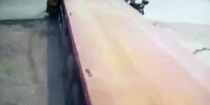 TIRA FAZLA YAKLAŞTI, TEKERLEKLERİN ALTINDA KALDI