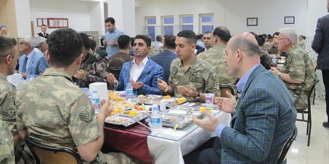 İÇİŞLERİ BAKANI SOYLU İFTARINI ASKER VE GÜVENLİK KORUCULARIYLA YAPTI