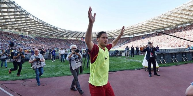 TOTTİ KARİYERİNİ SONLANDIRDI