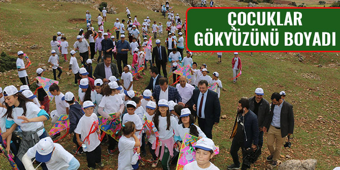 ÇOCUKLAR GÖKYÜZÜNÜ BOYADI