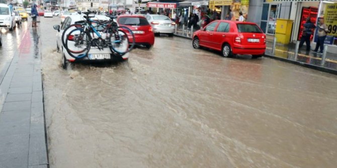 İZMİR’DE HER YAĞMUR SONRASI ALIŞILDIK MANZARA