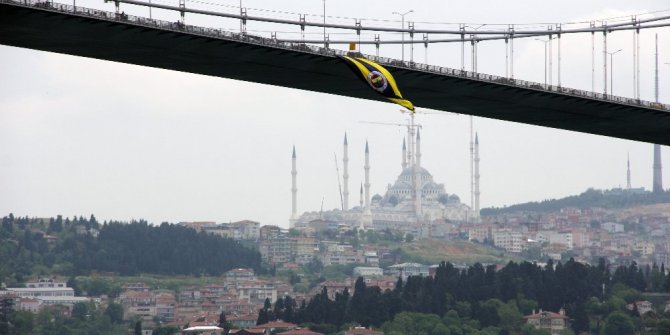 FENERBAHÇE BAYRAĞI YENİDEN KÖPRÜYE ASILDI