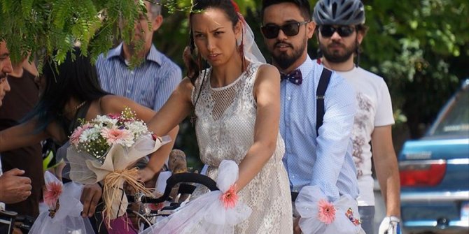 NİKAHA BİSİKLETLE GİTTİLER