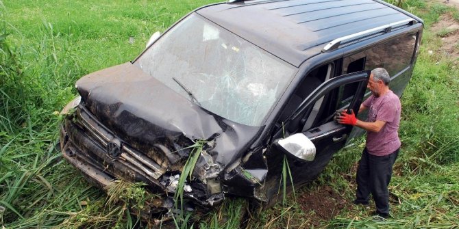 MİNİBÜS ŞARAMPOLE UÇTU: 3 YARALI