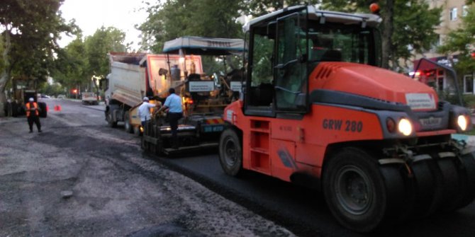 ASFALT ÇALIŞMALARI GECE GÜNDÜZ DEVAM EDİYOR