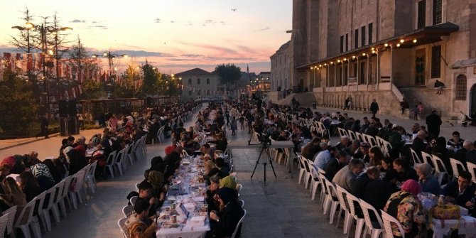 BİNLER FATİH CAMİİ AVLUSUNDA İFTAR YAPTI