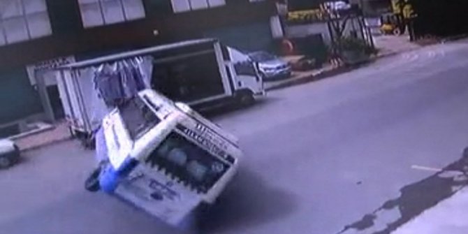 YOLCU DOLU MİNİBÜSÜN DEVRİLME ANI KAMERADA