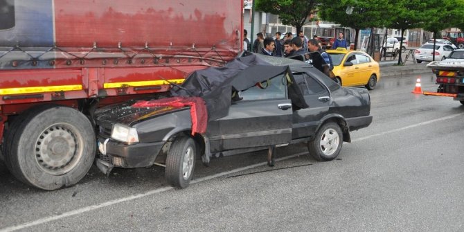 OTOMOBİL KIRMIZI IŞIKTA BEKLEYEN TIRA ÇARPTI: 2 ÖLÜ, 2 YARALI