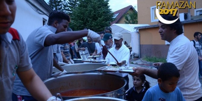 AVUSTURYA’DAKİ MÜSLÜMANLARDAN SIĞINMACILARA İFTAR