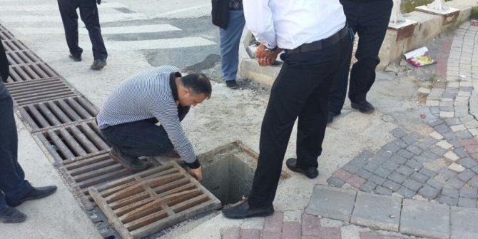 MAZGALA DÜŞÜRDÜĞÜ ANAHTARINI ALMAK İSTERKEN ARAÇ ÇARPTI