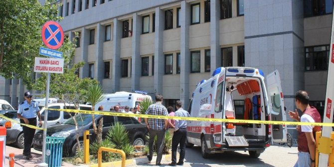 ADLİYE ÖNÜNDE BOŞANMA TARTIŞMASI KANLI BİTTİ: 1 ÖLÜ, 2 YARALI