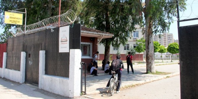 DEVAMSIZLIĞINI SİLMEYEN MÜDÜR YARDIMCISINI BIÇAKLADI