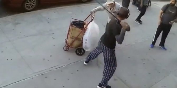 YAŞLI ADAMA ACIMASIZCA VURDU!