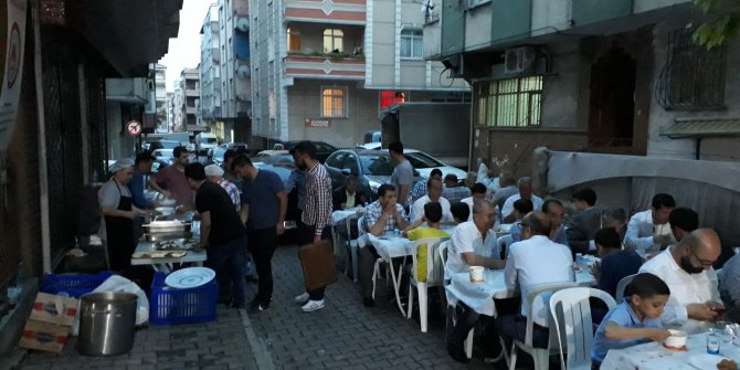 İSTANBUL TÜRKOĞLULULAR SOKAK İFTARINDA BULUŞTU