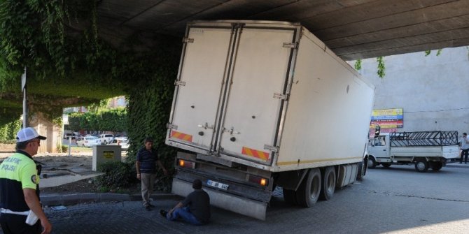 KAMYON METRO KÖPRÜSÜNE SIKIŞTI