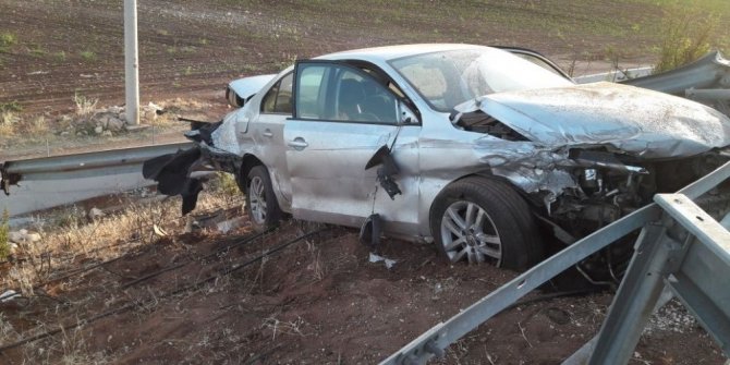 BARİYERLERE ÇARPAN SÜRÜCÜ HAYATINI KAYBETTİ