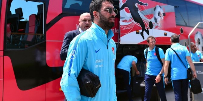 ARDA UÇAKTA GAZETECİYE SALDIRDI