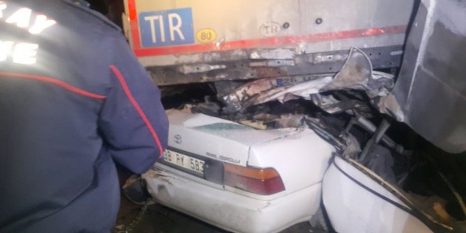 OTOMOBİL TIRIN ALTINA GİRDİ: CAN PAZARI YAŞANDI