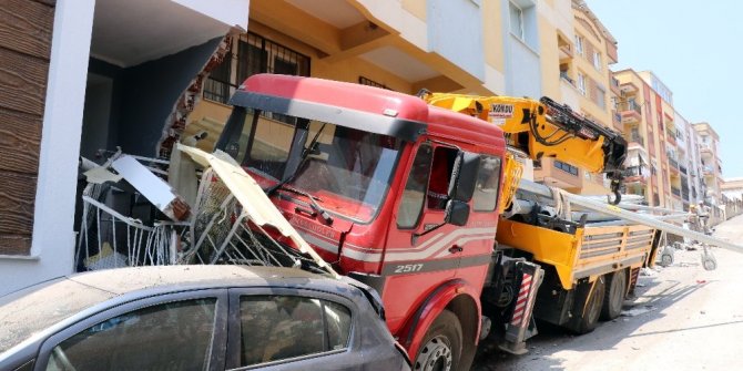 VİNÇ 2 OTOMOBİLİ BİÇİP APARTMANA ÇARPTI