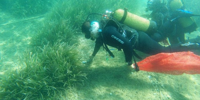 DENİZDEN 6 TON ÇÖP ÇIKTI