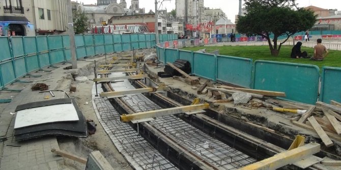 TAKSİM’DE NOSTALJİK TRAMVAYIN RAYLARI DÖŞENMEYE BAŞLANDI