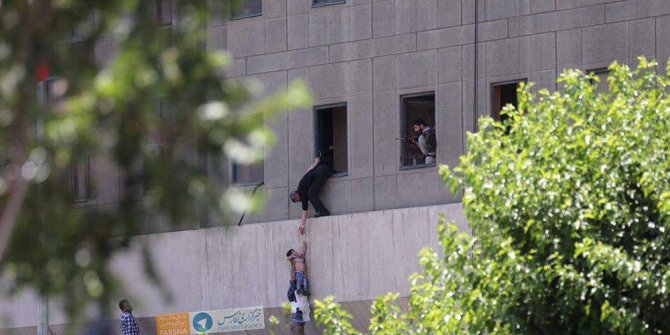 PARLAMENTODA CANLI BOMBA KENDİNİ PATLATTI