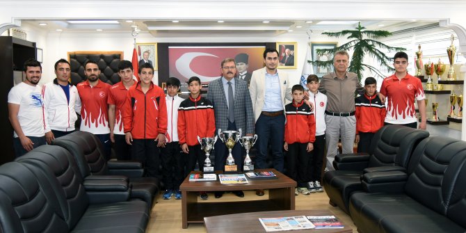 ŞAMPİYON GÜREŞÇİLER BAŞKAN AYDIN’I ZİYARET ETTİ