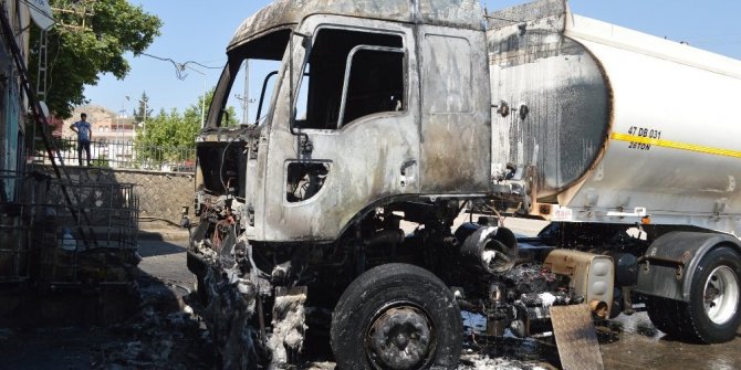 AKARYAKIT TANKERİ PATLADI: 2 YARALI