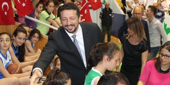 HİDAYET TÜRKOĞLU 10 BİN BASKETBOL TOPU DAĞITTI