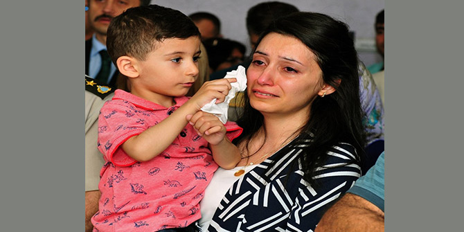 ŞEHİDİN MİNİK OĞLU ANNESİNİN GÖZYAŞLARINI SİLDİ