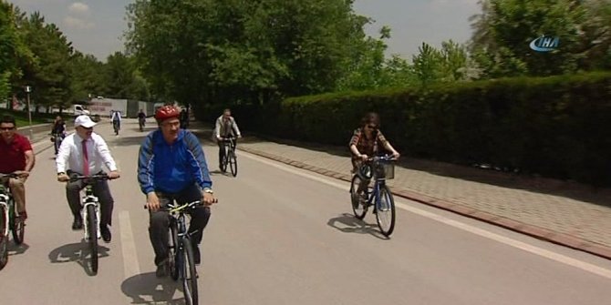 MİLLETVEKİLLERİ TBMM’DE ÇOCUKLARLA BİRLİKTE PEDAL ÇEVİRDİ