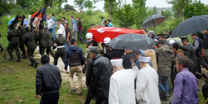 ŞEHİDE YAĞMUR ALTINDA GÖZÜYAŞLI VEDA