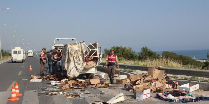 OTOMOBİL KAMYONETE ÇARPTI: 7 YARALI