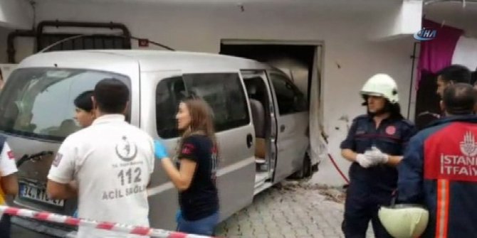 İSTANBUL’DA MİNİBÜS EVE DALDI: YARALILAR VAR