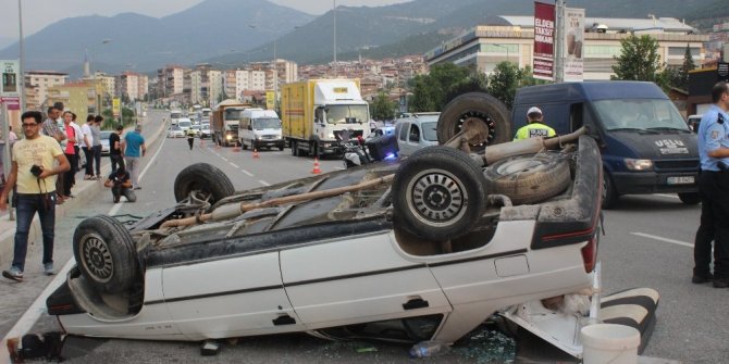 OTOMOBİL TAKLA ATTI: 4 YARALI