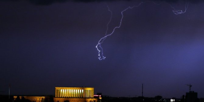 BAŞKENT’TE YILDIRIMLARIN GÖRSEL ŞÖLENİ