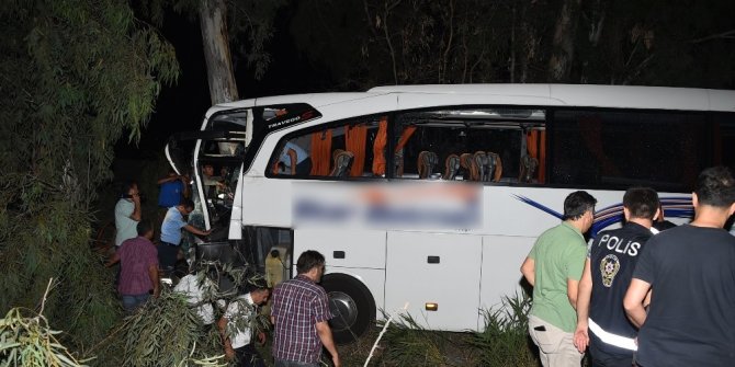 YOLCU OTOBÜSÜ İLE KAMYON ÇARPIŞTI: 1 ÖLÜ, 20 YARALI