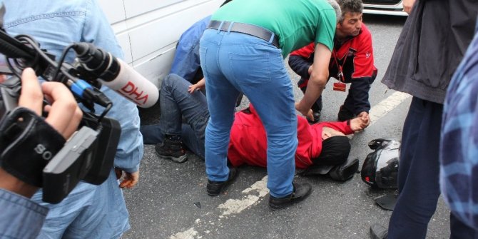 ÖĞRENCİLERİ TAŞIYAN SERVİS MİNİBÜSÜ MOTOSİKLETE ÇARPTI