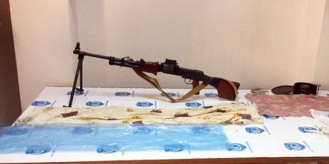 TOPRAĞA GÖMÜLÜ MAKİNELİ SİLAH ELE GEÇİRİLDİ